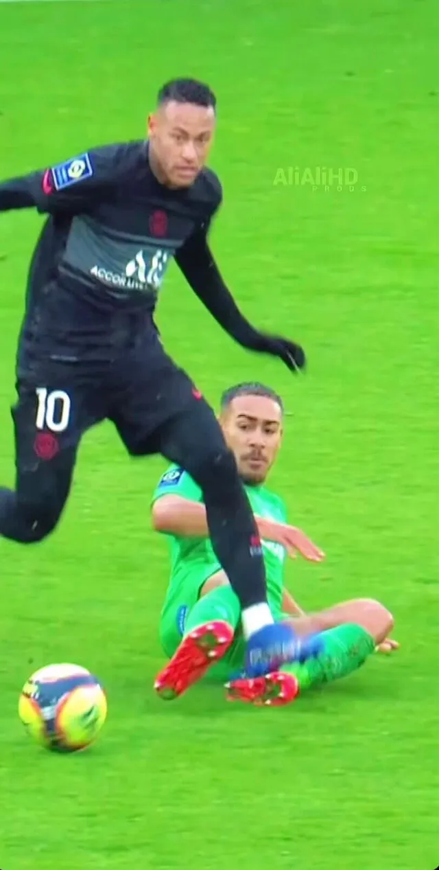 爱游戏官方入口- 内马尔迎来十赛季出色发挥，勇士观众热烈欢呼！赛场气氛高涨